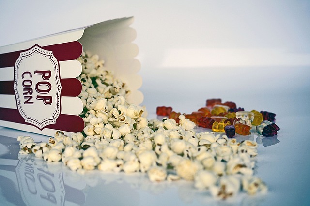 rozsypany popcorn na sobotni film