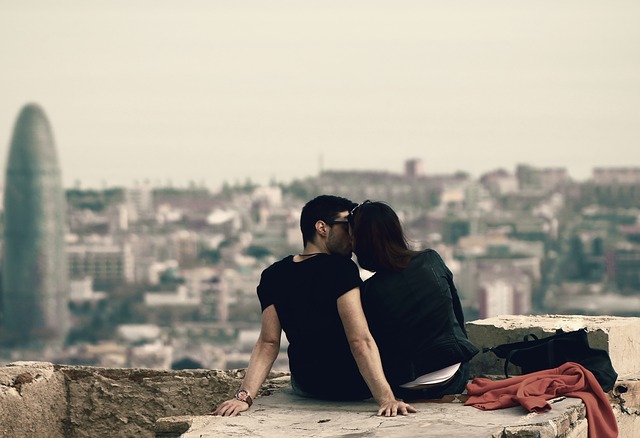 Zakochana para całuje się na dachu w Barcelonie