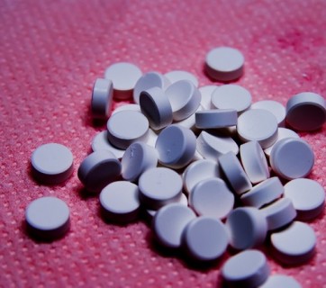 białe, okrągłe tabletki