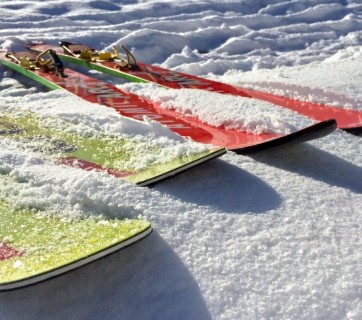 czerwone i żółte narty na śniegu