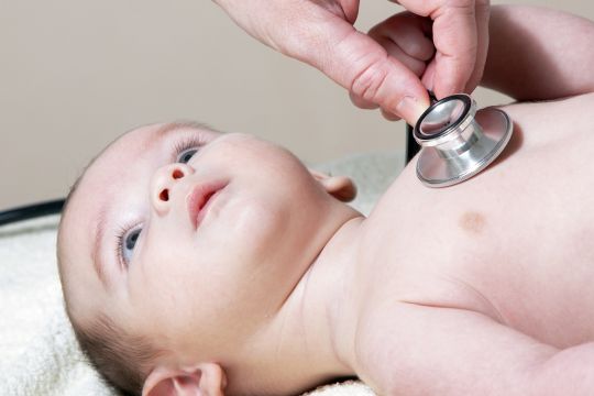 dziecko podczas badania stetoskopem