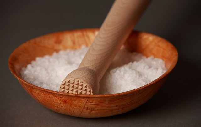 Sól w drewnianej misce