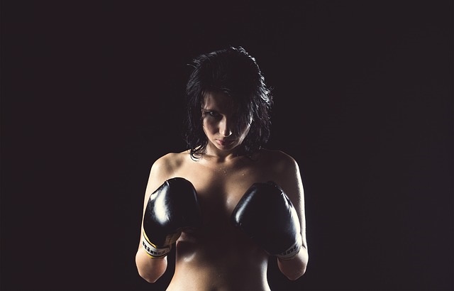 Naga kobieta w rękawicach bokserskich