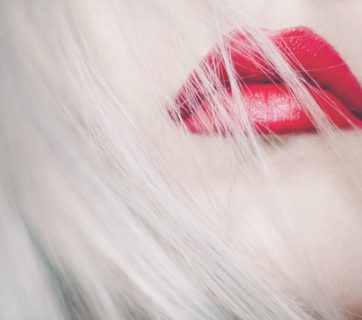 Kobieta z pomalowanymi ustami