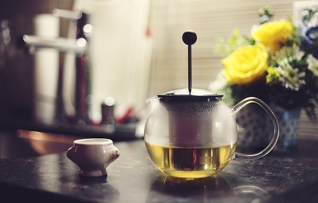 Zielona herbata w czajniku