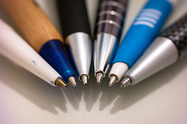 sześć różnorakich długopisów