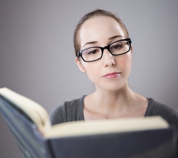 Kobieta w okularach uczy się słówek