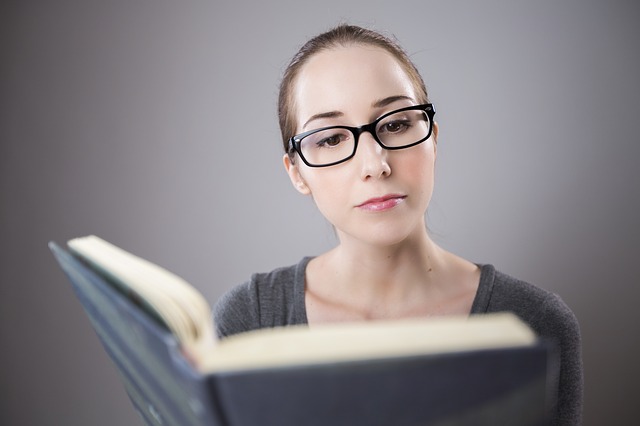 Kobieta w okularach uczy się słówek
