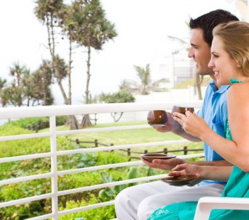 kobieta i mężczyzna na balkonie piją kawę
