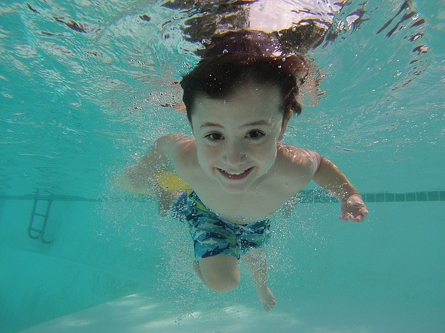dziecko pod wodą na basenie