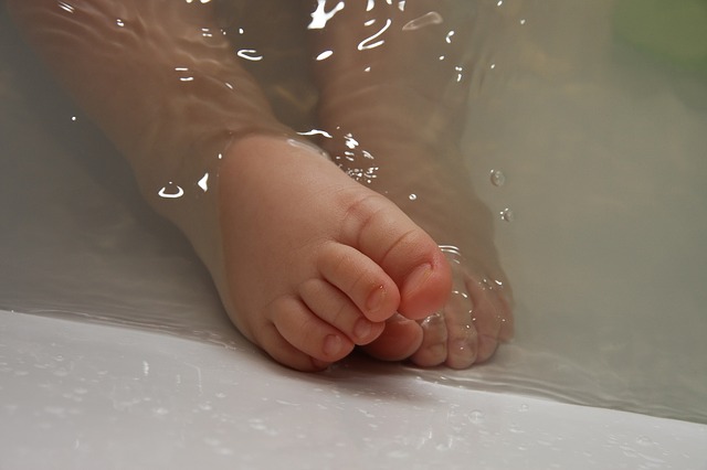 dziecko-kąpiel-niemowlak