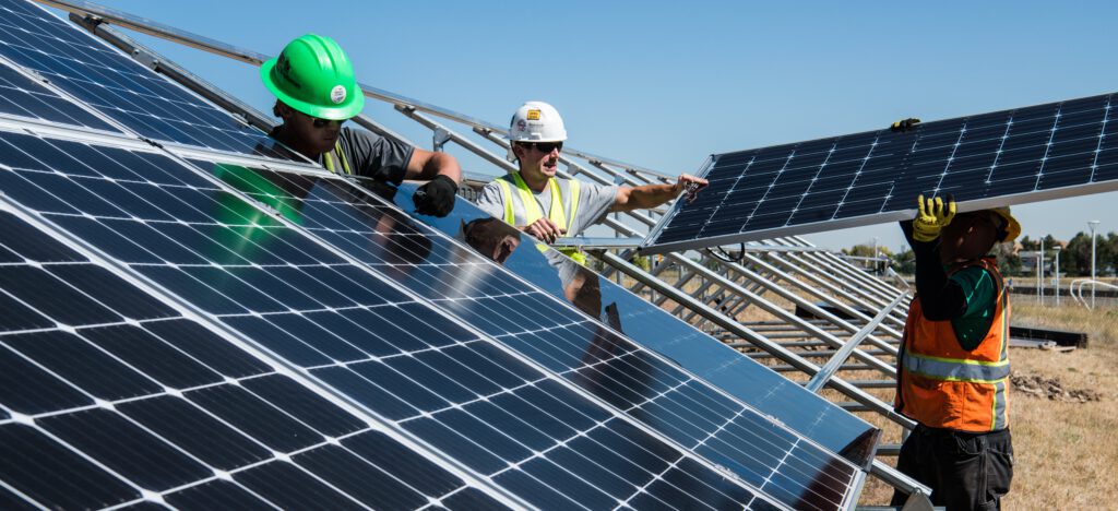 Robotnicy montują panele słoneczne