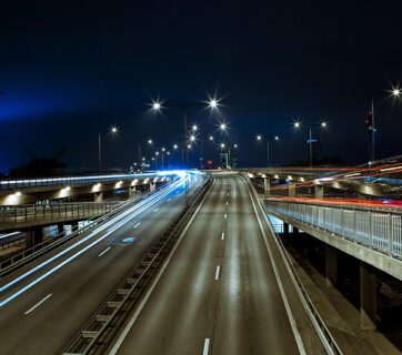 oświetlenie uliczne na autostradzie